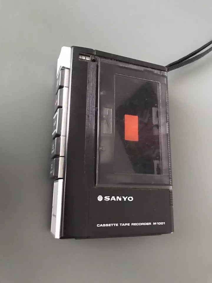 Registratore Portatile Sanyo M-1001 Vintage Epoca Musicassette non funzionante per pezzi di ricambio