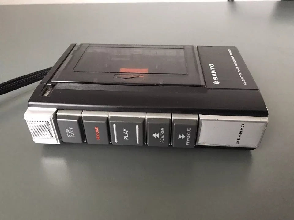 Registratore Portatile Sanyo M-1001 Vintage Epoca Musicassette non funzionante per pezzi di ricambio